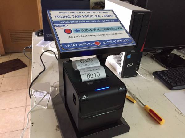 VNC hoàn thiện sản xuất máy in số thứ tự để bàn cho bệnh viện mắt Quốc Tế DND