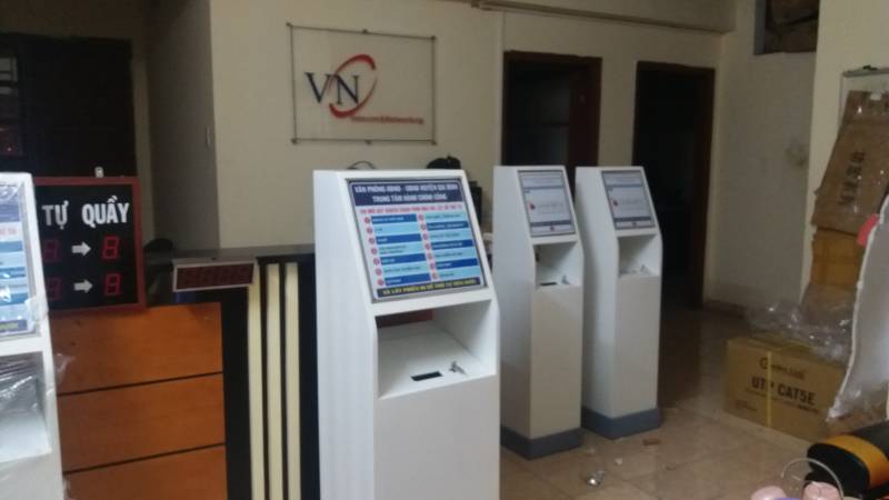 VNC hoàn thiện sản xuất, cung cấp máy lấy số thứ tự dạng Kiosk tại Cty điện lực Long Biên