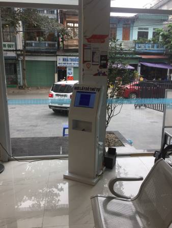 VNC sản xuất cung cấp lắp đặt hệ thống xếp hàng tự động tại bệnh viện đa khoa Hưng Thịnh - Lào Cai