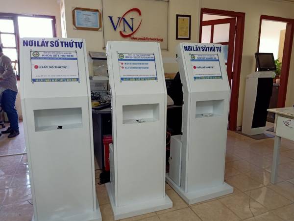 VNC hoàn thiện sản xuất cung cấp lắp đặt hệ thống xếp hàng tự động cho bệnh viện Y Dược Cổ Truyền Quảng Ninh