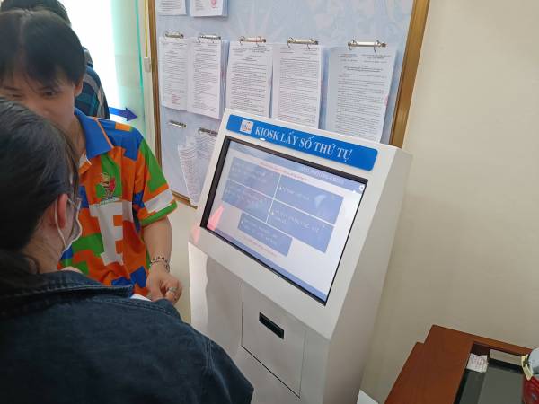 VNC hoàn thiện sản xuất, lắp đặt hệ thống xếp hàng tự động tại bộ phận một cửa phường Khương Đình - HN