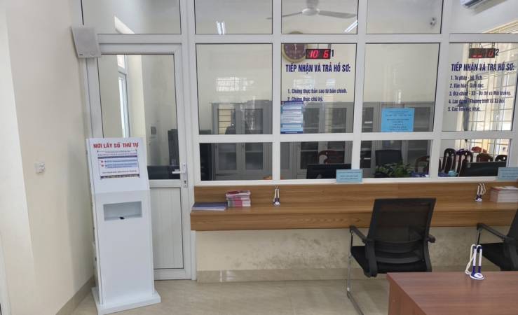 VNC QMS hoàn thiện sản xuất lắp đặt hệ thống xếp hàng tự động cho bộ phận 1 cửa UBND phường Mai Dịch - Hà Nội