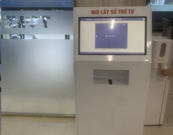 VNC QMS SOFT hoàn thiện sản xuất cung cấp lắp đặt Kiosk lấy số thứ tự màn cảm ứng 24inch cho PKĐK Quốc Tế TOMEC
