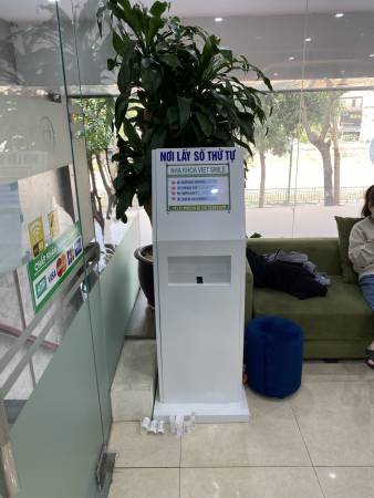 VNC QMS hoàn thiện sản xuất lắp đặt hệ thống xếp hàng tự động tại pk răng hàm mặt Viet Smile