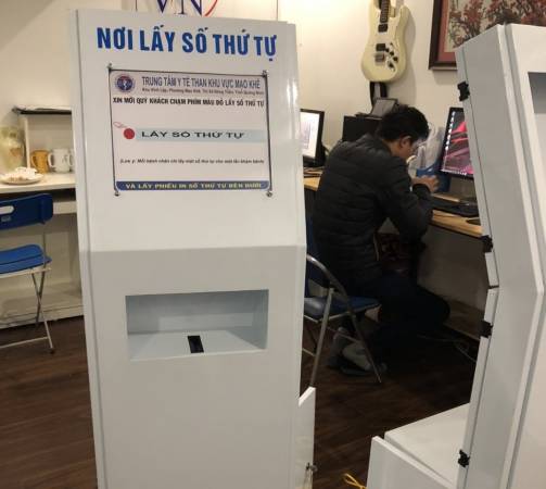 VNC QMS hoàn thiện sản xuất Kiosk lấy số thứ tự cho TTYT Than khu vực Mạo Khê