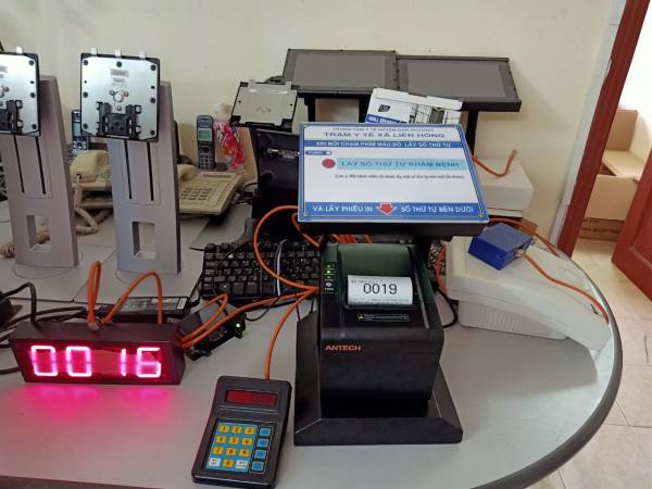 VNC hoàn thiện sản xuất, lắp đặt hệ thống xếp hàng tự động cho trạm y tế xã Liên Hồng - Đan Phượng - Hà Nội