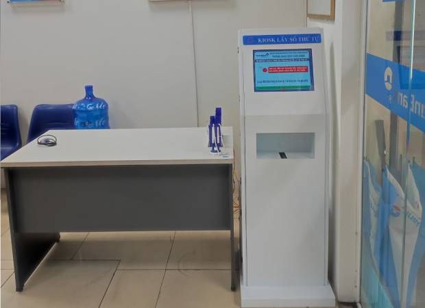 VNC hoàn thiện sản xuất lắp đặt hệ thống xếp hàng tự động tại PGD Cao Xanh - chi nhánh Viettinbank Quảng Ninh