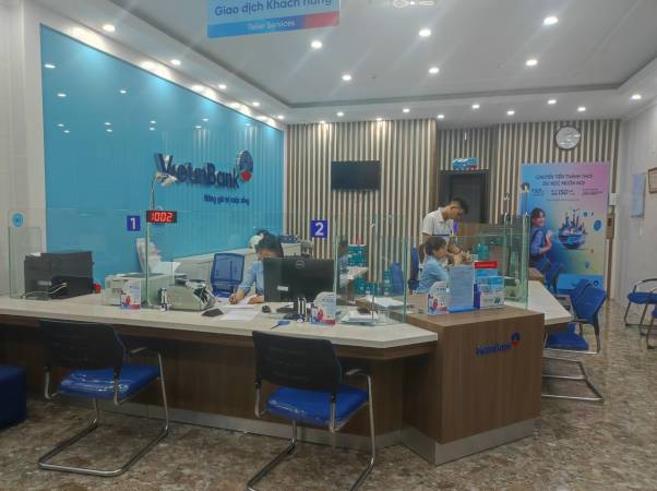 VNC hoàn thiện sản xuất lắp đặt hệ thống xếp hàng tự động tại PGD Hà Lầm - chi nhánh Viettinbank Quảng Ninh