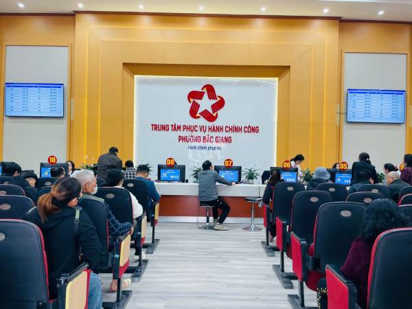 Vì sao nên đầu tư hệ thống xếp hàng thay vì gọi số thủ công?